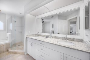 Casa, letti multipli (S exposure home with pool and walk to) | Bagno