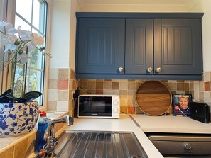 Frigorífico, microondas, horno y placa de cocina