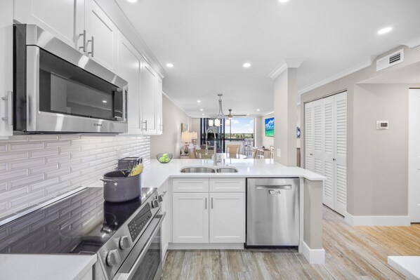 Condo, 1 King Bed with Sofa bed (Rare 6th floor unit with amazing view) | Private kitchen - Rare 6th Floor Unit With Amazing Views of Clam Bay (Marco Island)