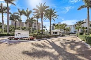 公寓客房, 多張床 (Beachfront condo with pools, gym and ) | 住宿一隅