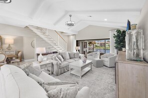 Maison, plusieurs lits (S exposure waterfront home near beach) | Coin séjour