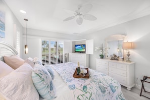 House, Multiple Beds (W exposure waterfront home with pool )