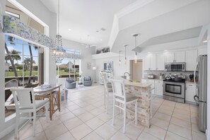 ハウス ベッド (複数台) (W exposure waterfront home with pool ) | 専用キッチン