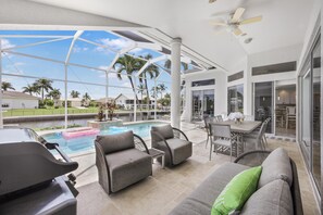 單棟房屋, 多張床 (W exposure waterfront home with pool ) | 室外用餐
