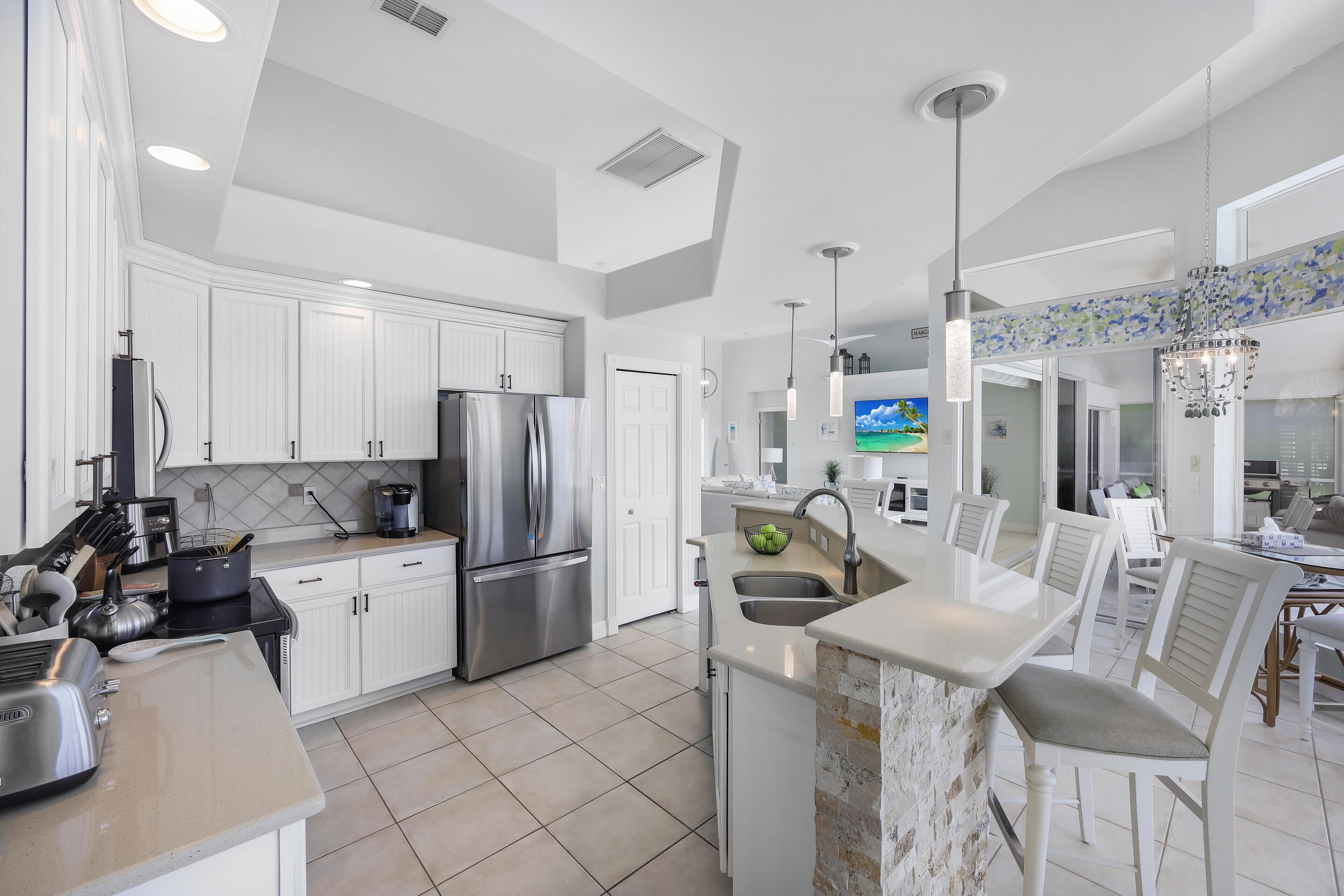 House, Multiple Beds (W exposure waterfront home with pool ) | Private kitchen