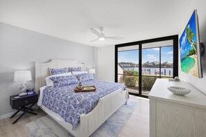 Condo, nhiều giường (Rare walkout condo walk to beach and ) | 2 phòng ngủ 