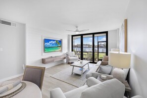 Huoneisto, useita sänkyjä (Rare walkout condo walk to beach and ) | Oleskelualue