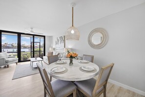 Apartamento, varias camas (Rare walkout condo walk to beach and ) | Restauración