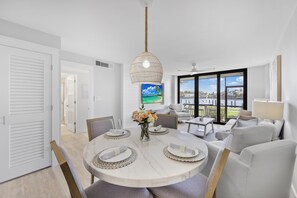Condo, Plusieurs lits (Rare walkout condo walk to beach and ) | Intérieur