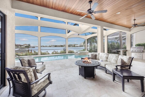 Nhà, nhiều giường (Opulent home with vast water view, po) | Hiên