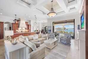 Nhà, nhiều giường (Opulent home with vast water view, po) | Khu phòng khách