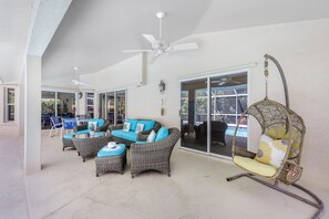 Hus - flere senge (Home with heated pool and steps to be) | Terrasse/gårdhave