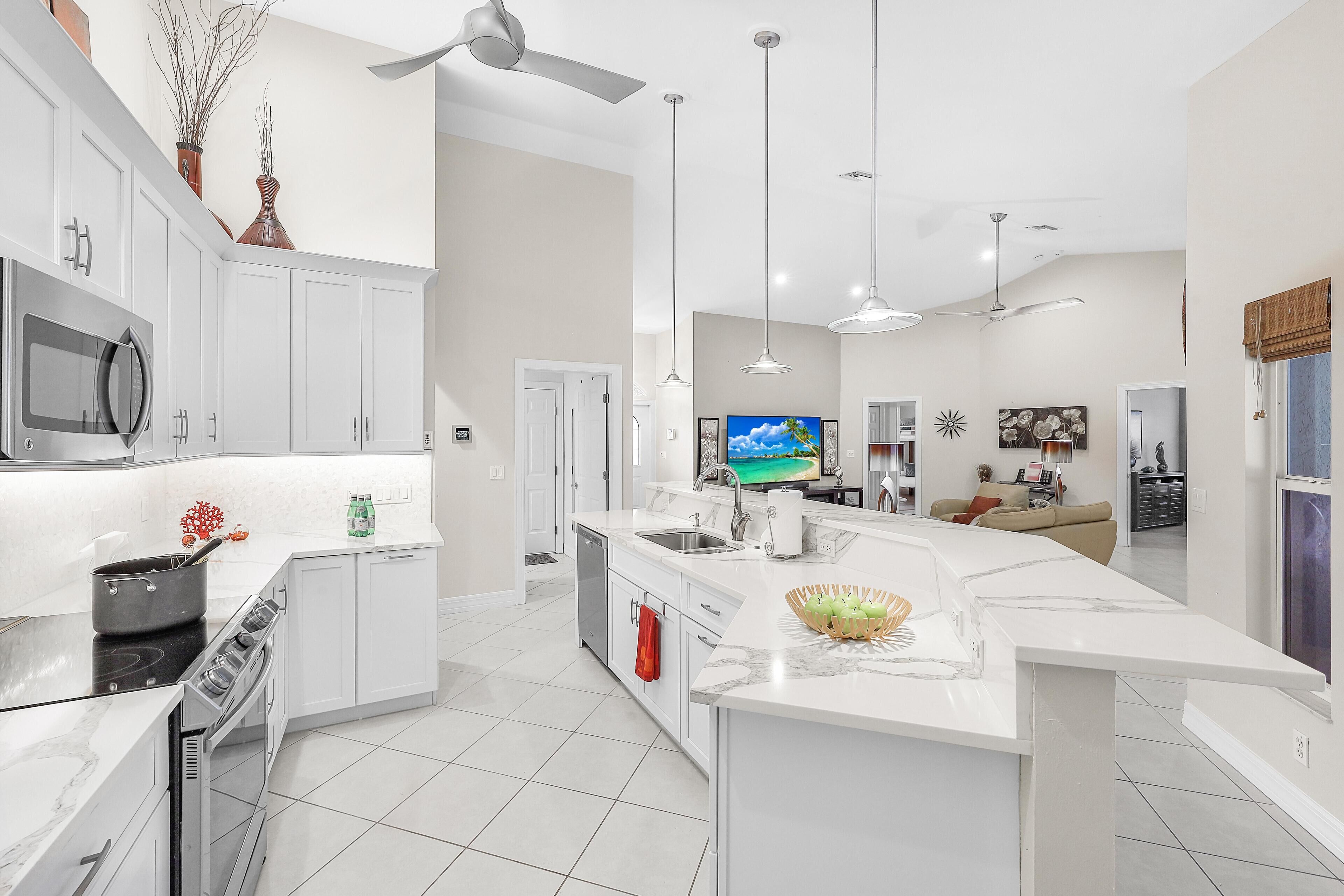 House, Multiple Beds (Home with heated pool and steps to be) | Private kitchen
