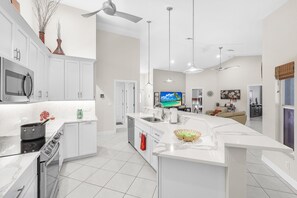 獨棟房屋, 多張床 (Home with heated pool and steps to be) | 私人廚房