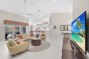 Maison, plusieurs lits (Home with heated pool and steps to be) | Coin séjour