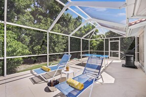 Talo, useita sänkyjä (Home with heated pool and steps to be) | Terassi/patio