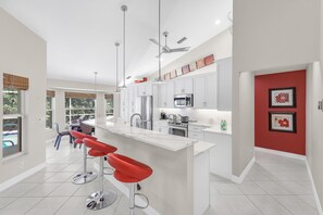 獨棟房屋, 多張床 (Home with heated pool and steps to be) | 私人廚房