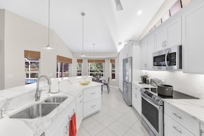 Maison, plusieurs lits (Home with heated pool and steps to be) | Cuisine privée