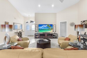 獨棟房屋, 多張床 (Home with heated pool and steps to be) | 起居區