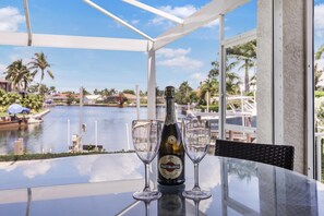 Maison, plusieurs lits (Waterfront pool home just steps to Ti) | Restauration extérieure