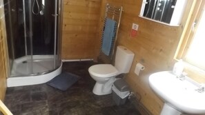Cabin | Bathroom - Spacious 3 Bedroom Cabin at Avonvale Holiday Lodge (Evesham)