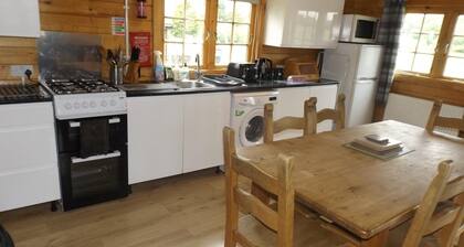Spacious 3 Bedroom Cabin at Avonvale Holiday Lodge