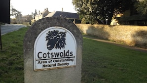Placa indicando Cotswolds, designada área de beleza natural excepcional.