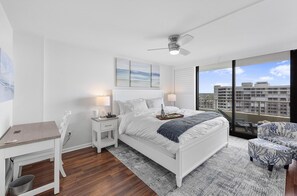 Room - Penthouse Beachfront Condo With Pool/fitness/grills (Marco Island)