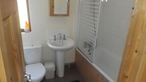 Cabaña | Baño | Tina con regadera, tina profunda, secadora de cabello, toallas 