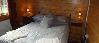 Spacious 3 Bedroom Cabin at Avonvale Holiday Lodge