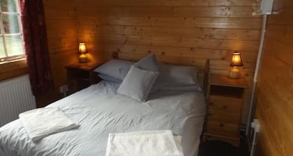 Spacious 3 Bedroom Cabin at Avonvale Holiday Lodge
