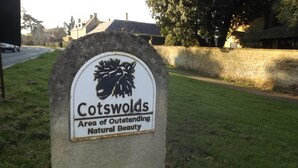 A sign for Cotswolds, an area of outstanding natural beauty. - Spacious 3 Bedroom Cabin at Avonvale Holiday Lodge (Evesham)