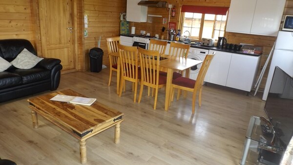 Spacious 3 Bedroom Cabin At Avonvale Holiday Lodge - Cotswolds