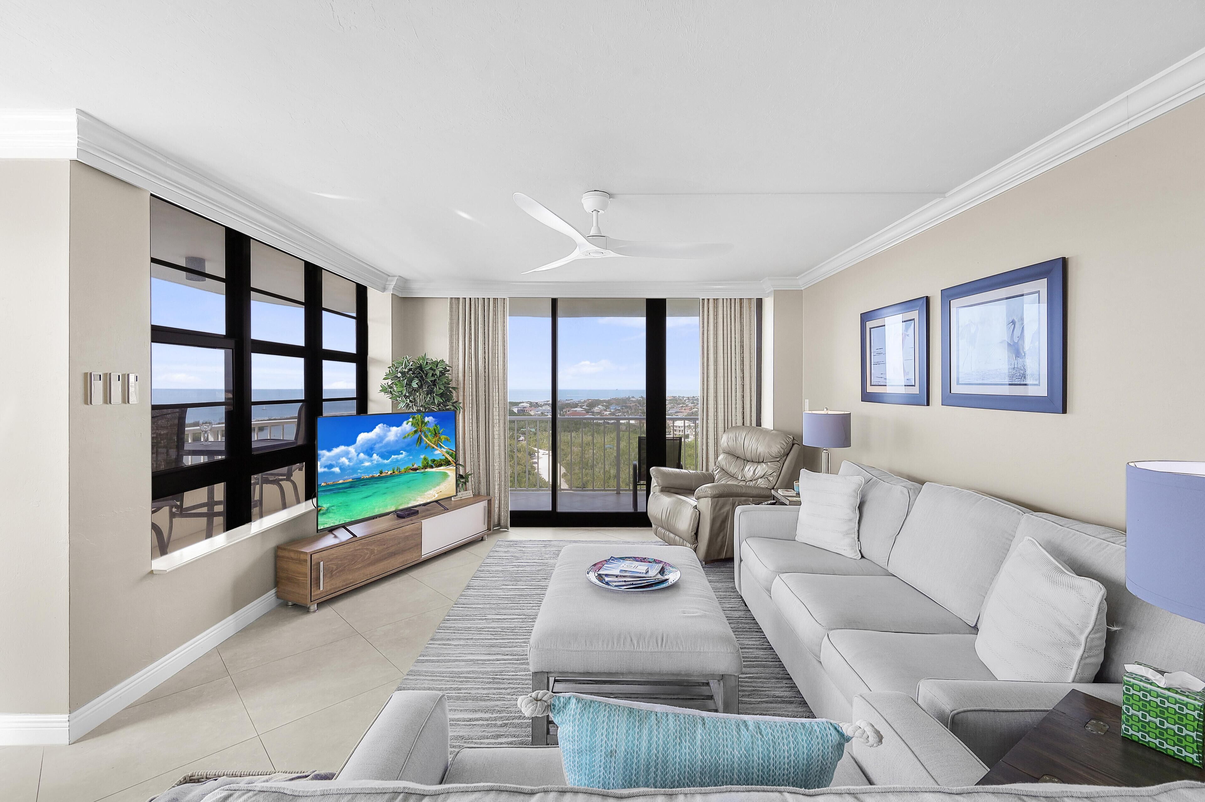Condo, 1 cama King e sofá-cama (Front beachfront condo with pool, fit) | Área de estar