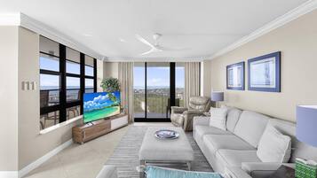 Condo, 1 cama King e sofá-cama (Front beachfront condo with pool, fit) | Área de estar