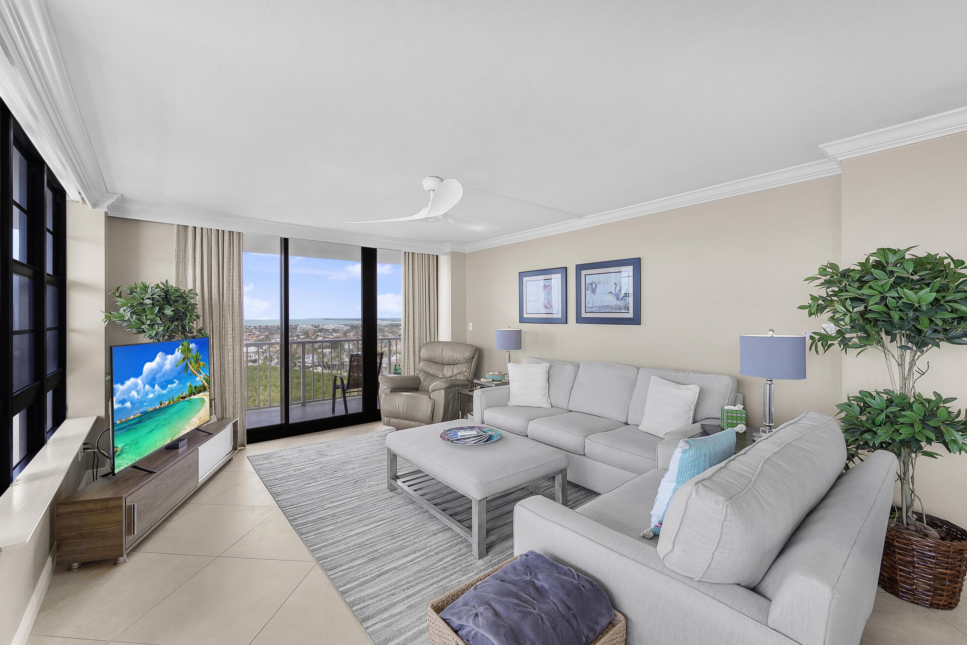 Condo, 1 cama King e sofá-cama (Front beachfront condo with pool, fit) | Área de estar