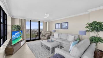 Condo, 1 cama King e sofá-cama (Front beachfront condo with pool, fit) | Área de estar