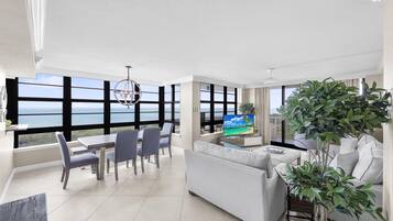 Condo, 1 cama King e sofá-cama (Front beachfront condo with pool, fit) | Área de estar