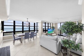 Appart'hôtel, 1 très grand lit et 1 canapé-lit (Front beachfront condo with pool, fit) | Coin séjour