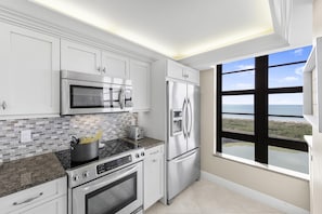 Condo, 1 King Bed with Sofa bed (Front beachfront condo with pool, fit) | Private kitchen