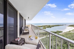 Appart'hôtel, 1 très grand lit et 1 canapé-lit (Front beachfront condo with pool, fit) | Terrasse/Patio