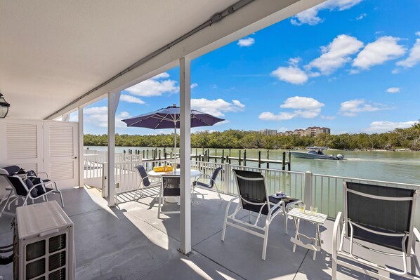 Condo, 1 cama King size (Coastal waterfront condo located in O) | Restaurante al aire libre