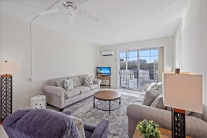 Condo, 1 cama King size (Coastal waterfront condo located in O) | Área de sala de estar