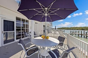 Condo, 1 cama King size (Coastal waterfront condo located in O) | Restaurante al aire libre