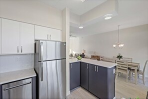 Condo, 1 cama King size (Coastal waterfront condo located in O) | Interior