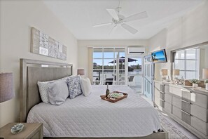 Condo, 1 cama King size (Coastal waterfront condo located in O) | 1 habitación
