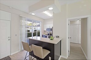 Condo, 1 cama King size (Coastal waterfront condo located in O) | Cocina privada