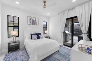 House, Multiple Beds (Exquisite waterfront Home featuring a) - Exquisite Waterfront Home Featuring a Pool and hot tub (Marco Island)