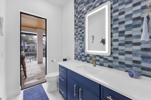 House, Multiple Beds (Exquisite waterfront Home featuring a) | Bathroom - Exquisite Waterfront Home Featuring a Pool and hot tub (Marco Island)