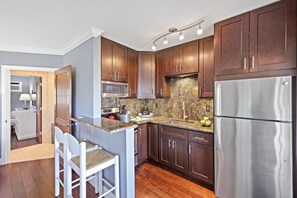 Condo, 1 cama King (Southwinds A-9) | Cozinha privada